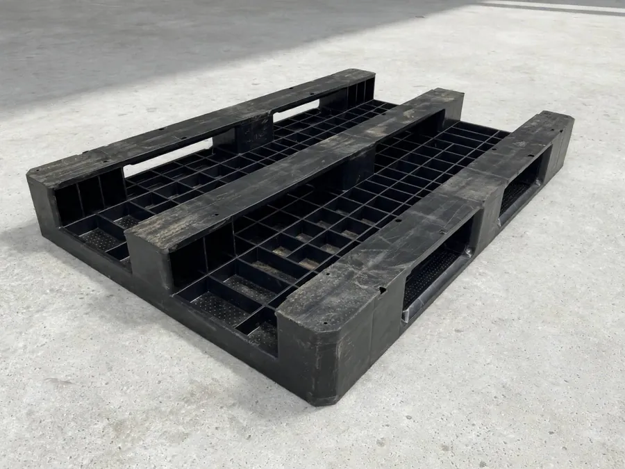Underside of the pallet with three runners