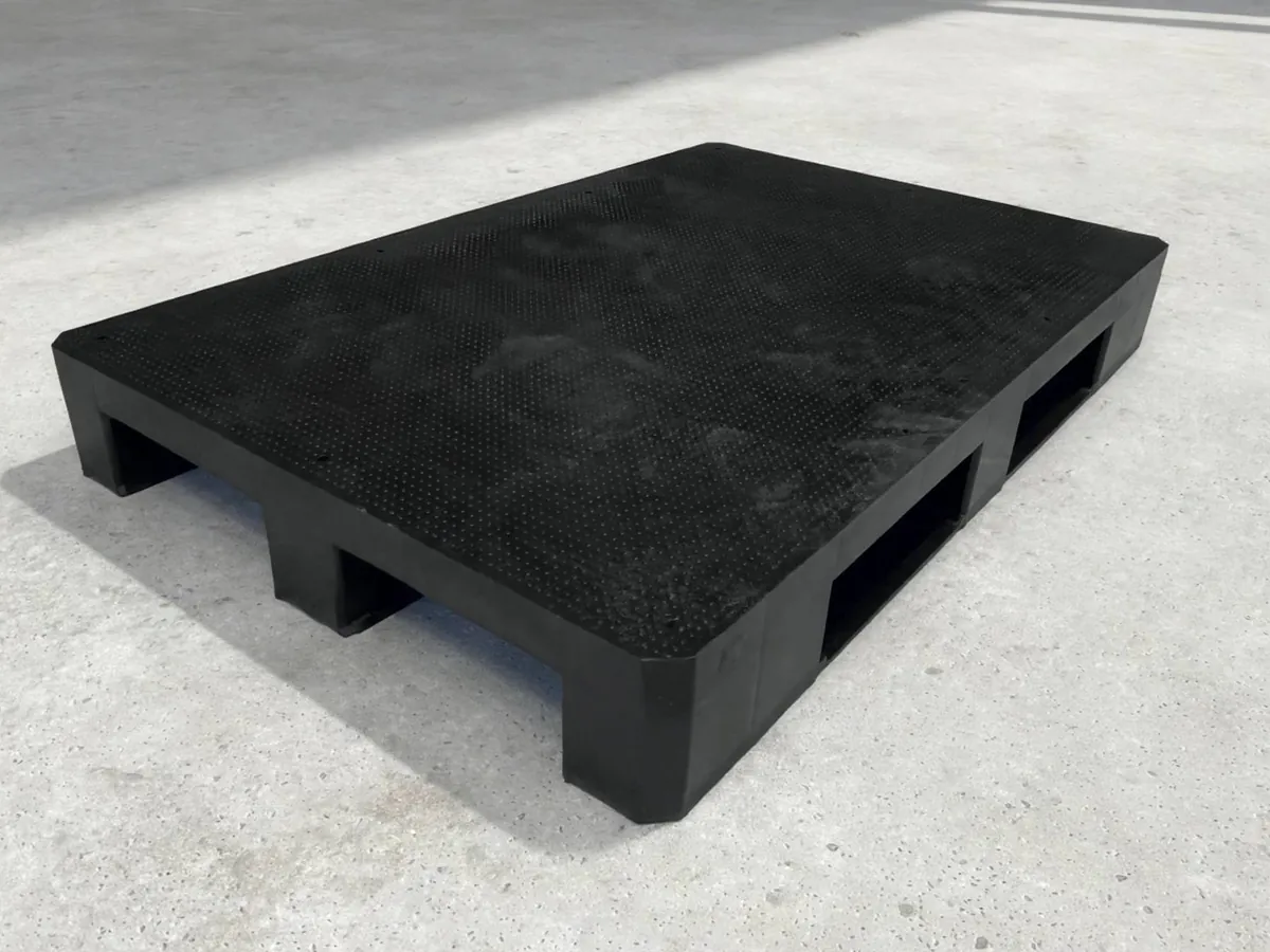 Black recycled plastic pallet with closed deck and three runners, 1200×800 mm